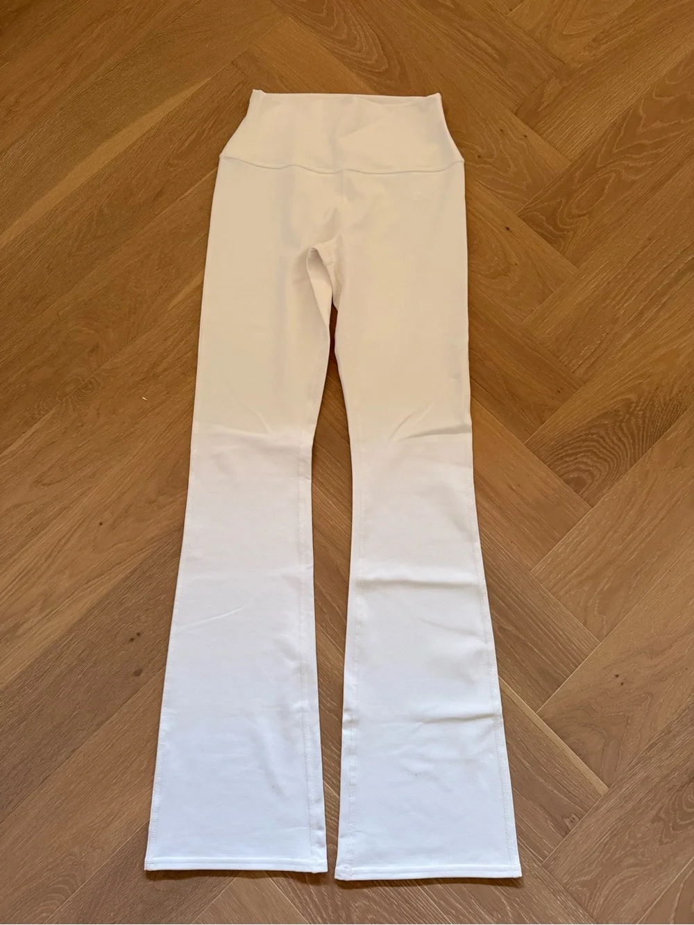 ALO Airbrush High-Waist Bootcut Legging in Ivory